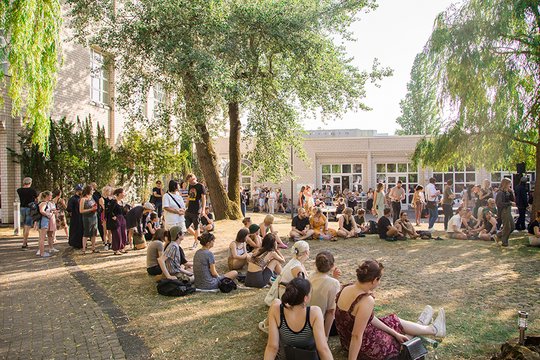 Zahlreiche Menschen während der Eröffnung des Rundgangs 2022 im sonnigen Weidenhof am HBK-Campus.
